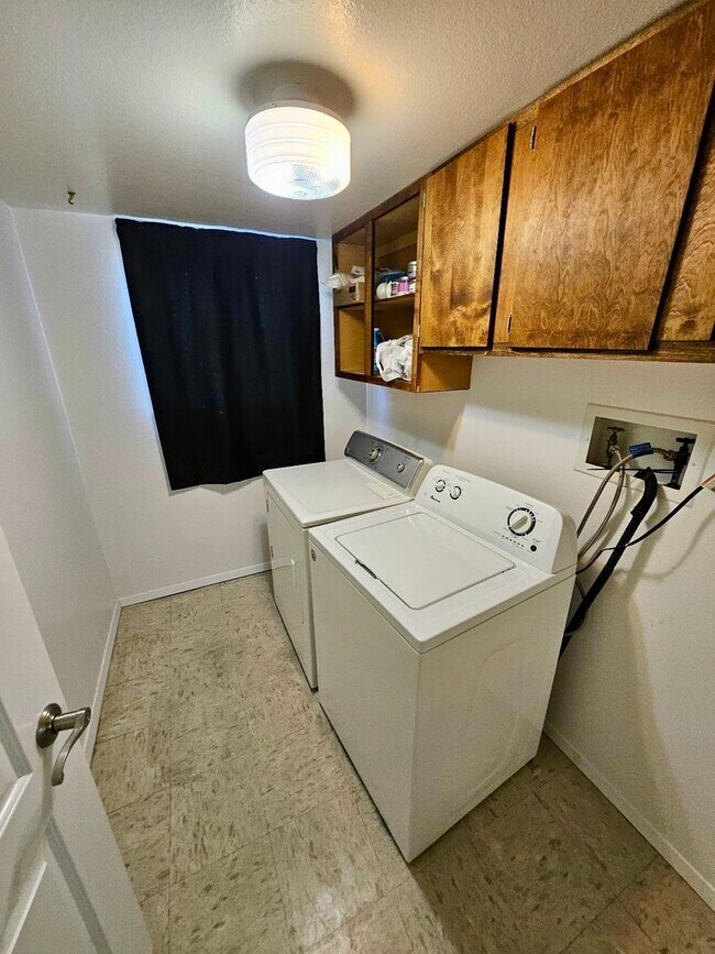 Building Photo - 6373 Pulpit Rock Dr