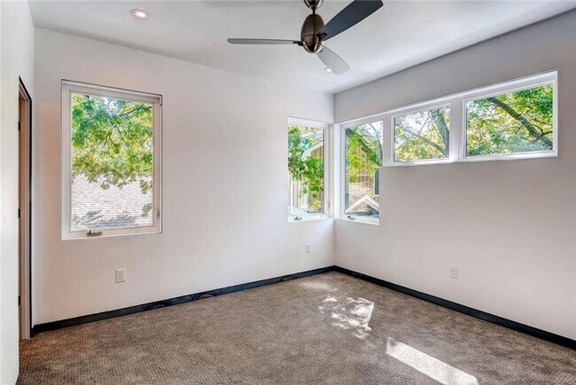 Building Photo - Luxurious 4-bedroom Townhome