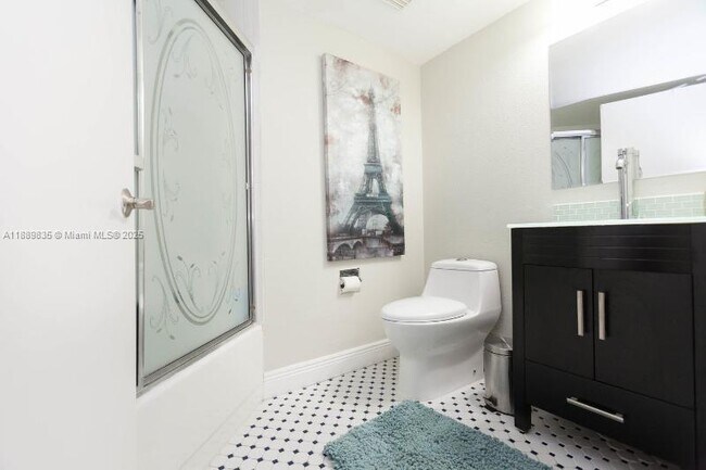 Building Photo - 5880 Collins Ave