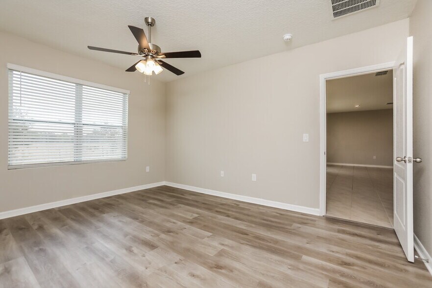 Building Photo - 5586 Western Sun Dr