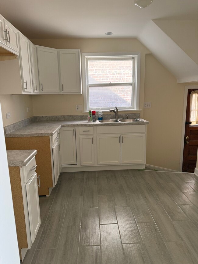 Building Photo - 1116 W 94th St