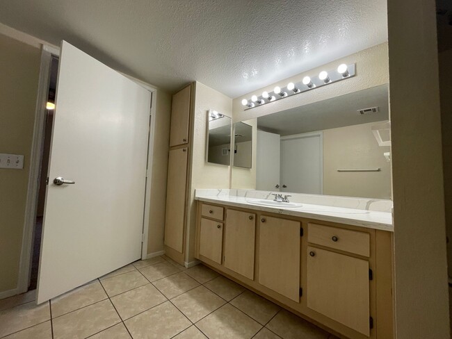 Building Photo - 1 bathroom condo located in the desirable ...