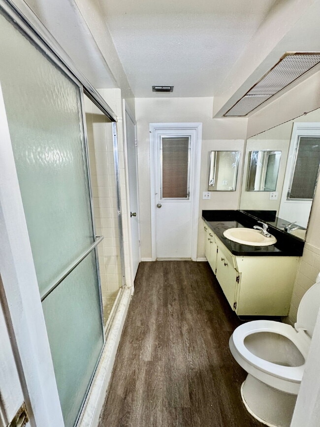 Building Photo - "Charming 2-Bed, 2-Bath Retreat in Palm Ha...