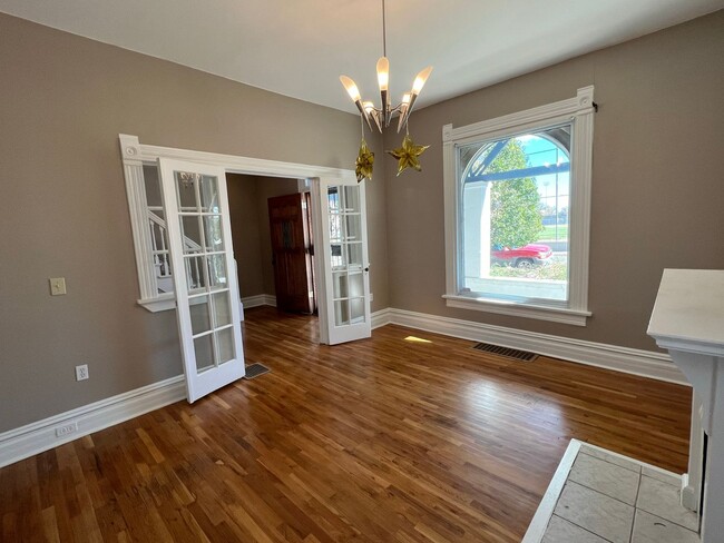 Building Photo - Remodeled and Updated Victorian in Five Po...