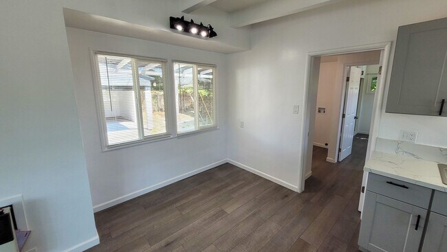 Building Photo - w8312