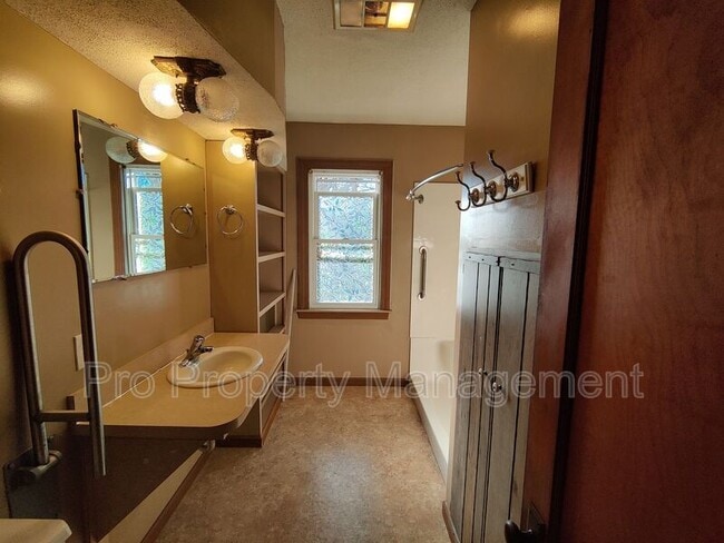 Building Photo - 638-638 Washington Ave