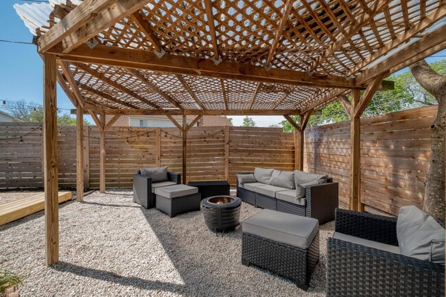 Building Photo - 2117 Gaston Pl Dr