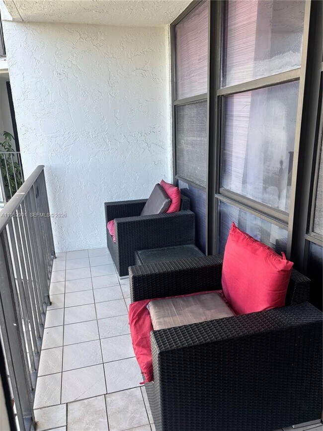 Building Photo - 800 Parkview Dr