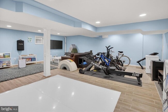 Building Photo - 5703 Cromwell Dr