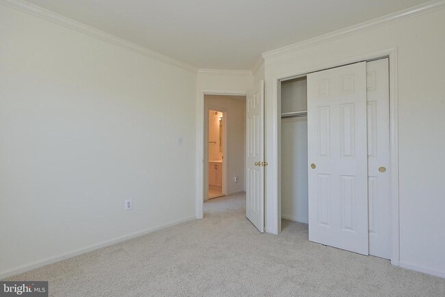 Building Photo - 7415 Gillingham Row