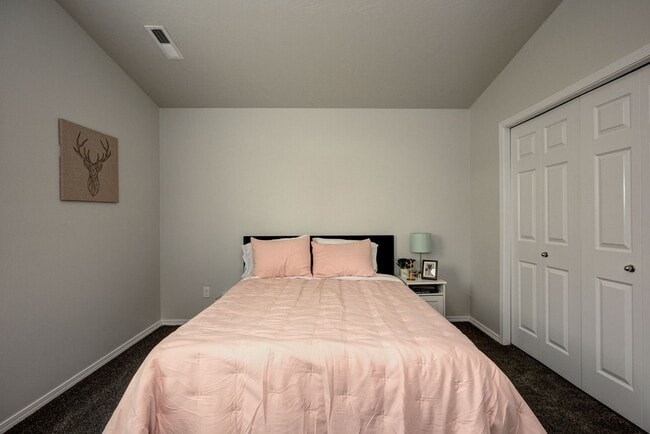 Building Photo - 4 bed 2 bath home for rent