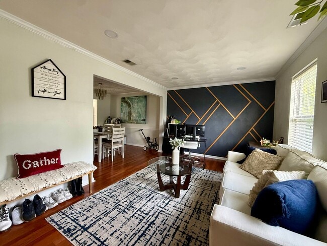 Building Photo - Beutifully updated 4 bed 2.5 bath home with large yard!