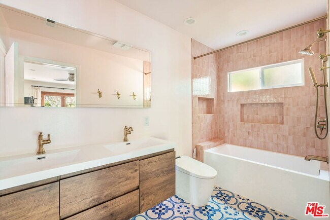 Building Photo - 1134 N Poinsettia Pl