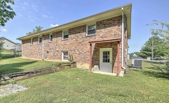 Building Photo - 1832 W Lakeview Dr