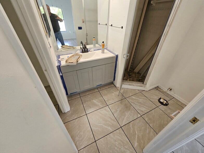 Building Photo - 3370 NE 42nd Pl