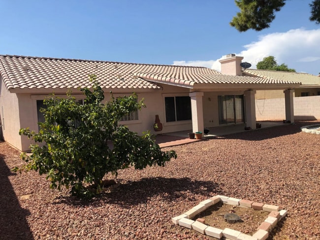 Building Photo - COMING SOON! 3 Bed/ 2 Bath Home in Arrowhead Lakes