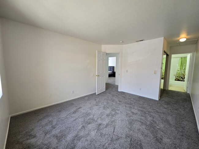 Building Photo - Fabulous 2-Bedroom partially furnished tow...