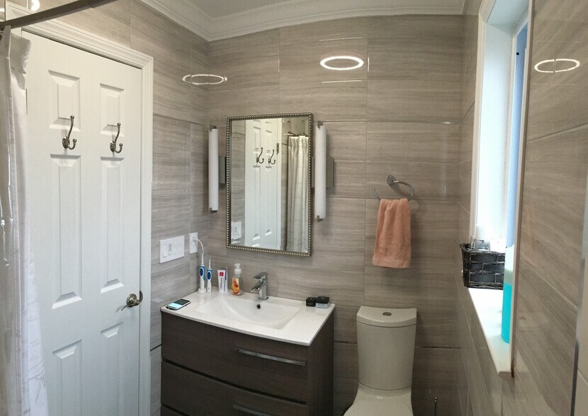 Main bath - 130 Diamond Ln