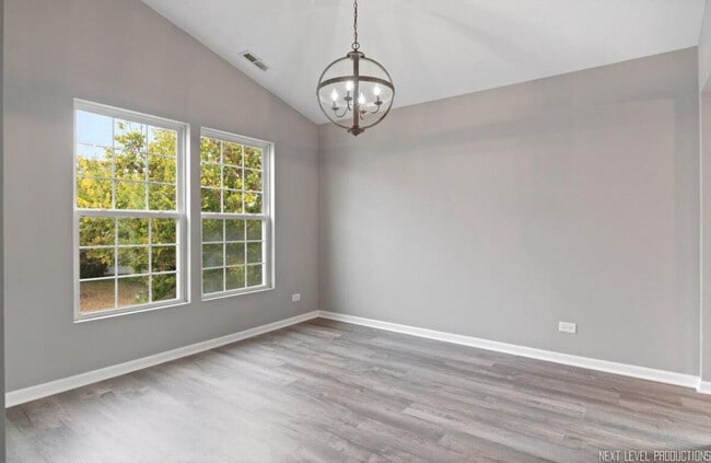 Building Photo - 533 Metropolitan St