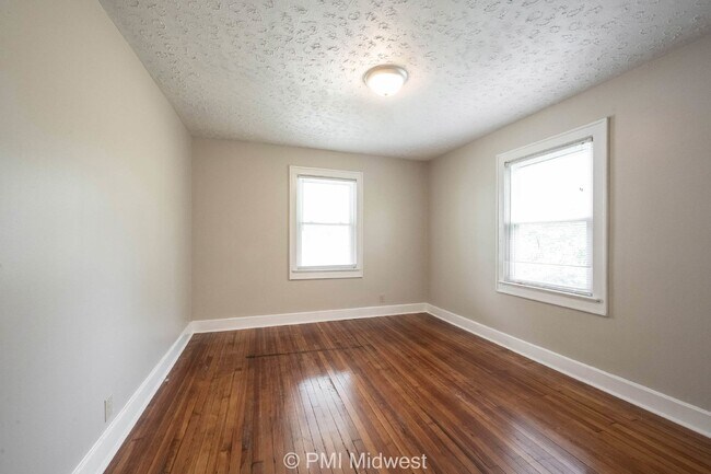 Building Photo - Charming 2-Bedroom Home with Hardwood Floo...