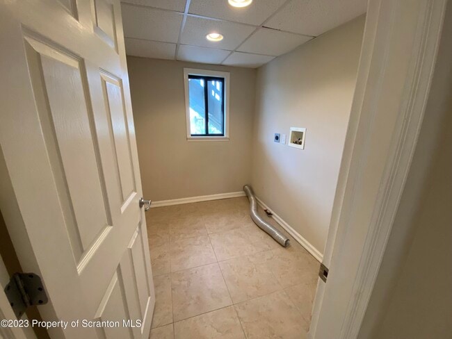 Building Photo - 440 Larch St