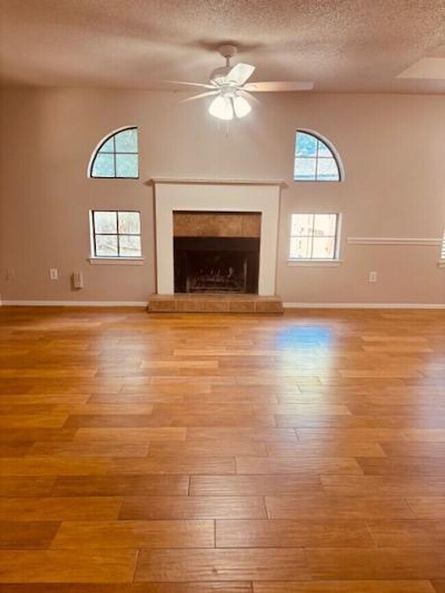 Building Photo - ASK ABOUT BACK TO SCHOOL MOVE IN SPECIAL!