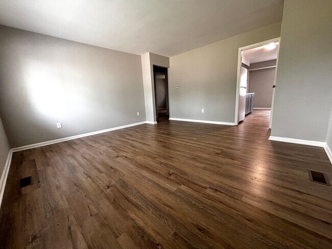 Building Photo - Beautiful 2 bed 1.5 bath Duplex with spacious backyard!