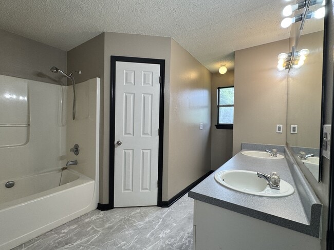 Building Photo - 322 Apple Dr
