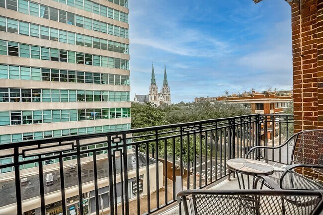 Building Photo - Furnished & Perfectly Located Downtown in ...