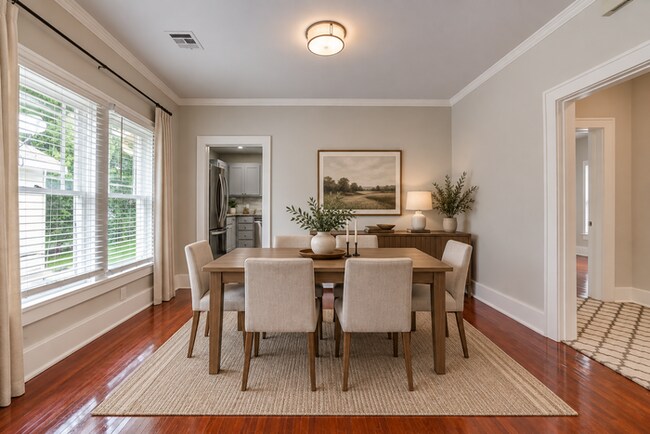 Building Photo - 2/1 Bright and Cheery Home Right Off Downtown!