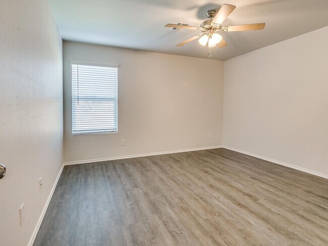 Building Photo - *NOW PRELEASING* Three Bedroom | Two Bath Duplex in Redstone Ranch with Full service Lawncare