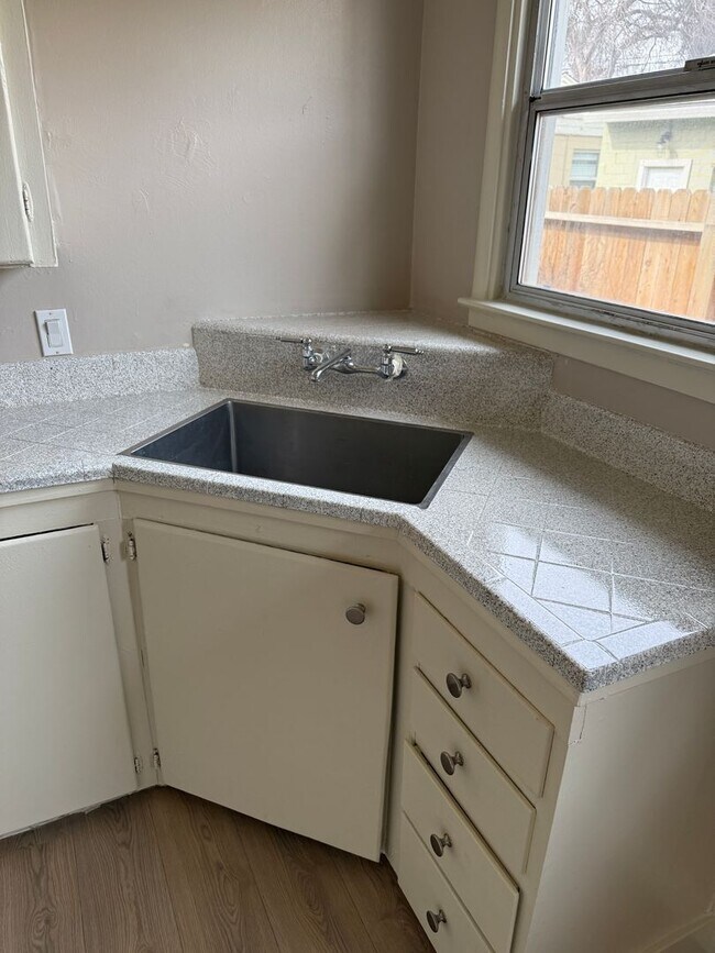 Building Photo - Edi2324/Jill2343