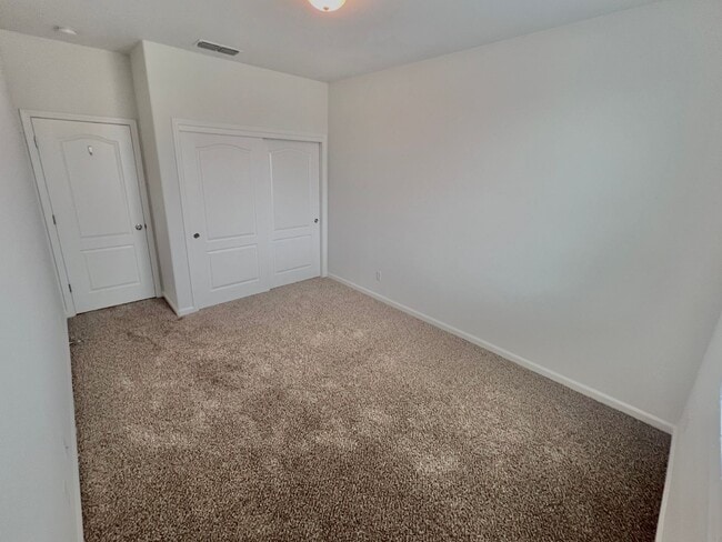 Building Photo - $2,695 Ashlan & Dewolf, 4 bedroom - Buckin...