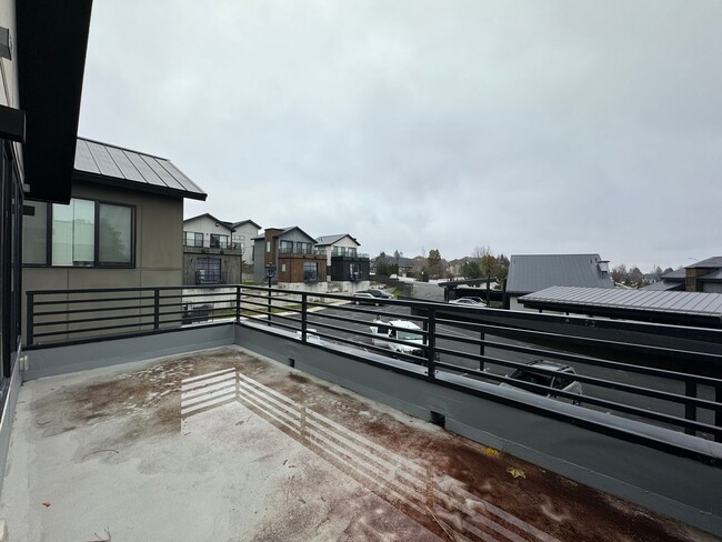 Building Photo - Modern 2 Bed, 2 Bath with Rooftop Patio!