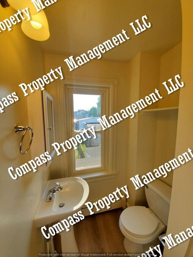 Building Photo - $1595 - 4 Bed, 1.5 Bath Half Double Home -...
