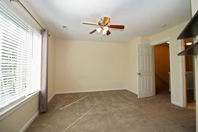 Building Photo - 21410 NE Rosewood Dr