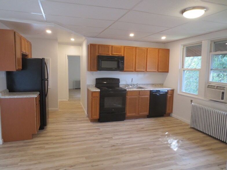 Building Photo - 2421 Beechwood Blvd