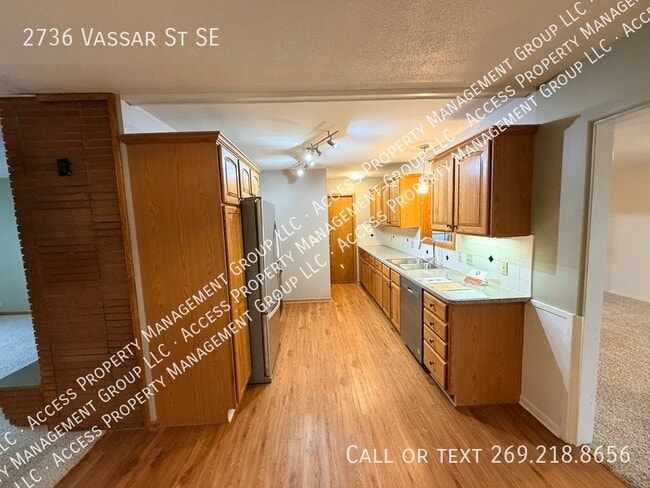 Building Photo - 2736 Vassar Dr SE