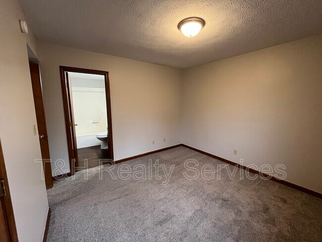 Building Photo - 751 N Rangeline Rd