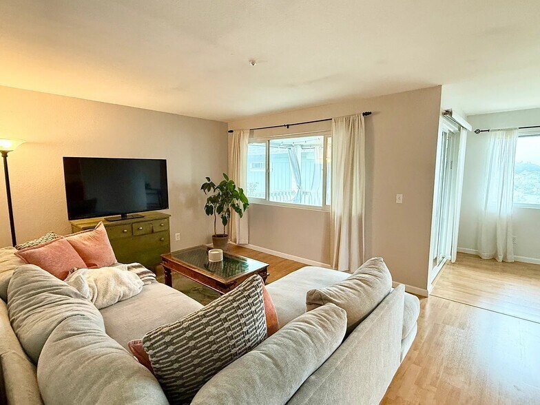 Building Photo - 142 Cherry St