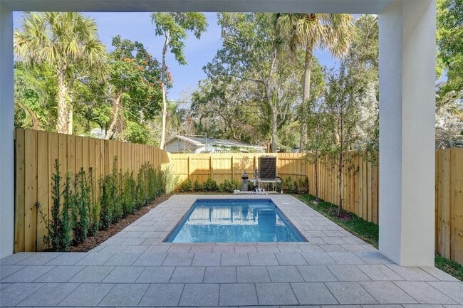 Building Photo - 606 SW 7th Ave