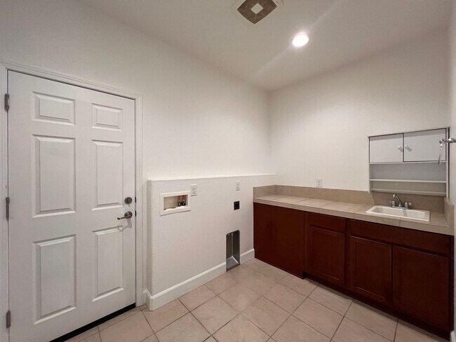 Building Photo - Large 4 bedroom home located in Green Vall...