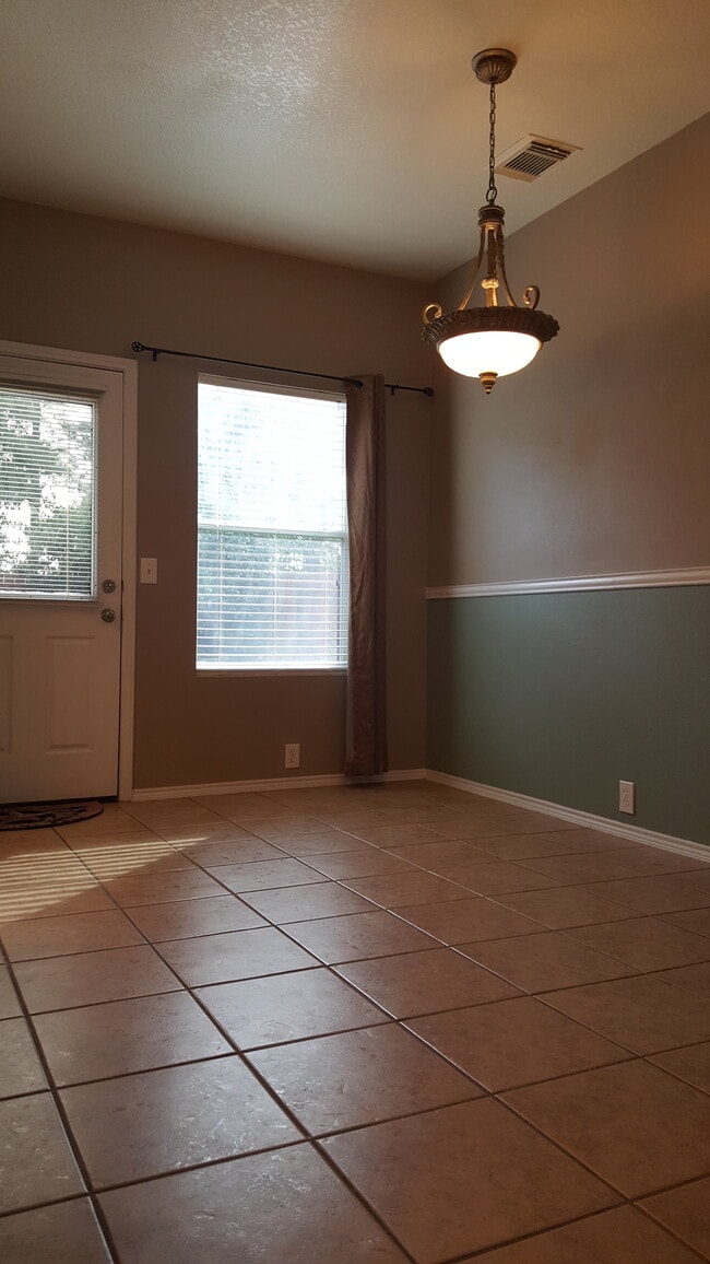 DIN 12X11, Eat-in kitchen overlooking private back patio &amp;amp; yard. Popular Open Floor Plan- Breakfast Area/Nook - Walk-in Pantry -Draper - 23619 Twisting Falls Drive