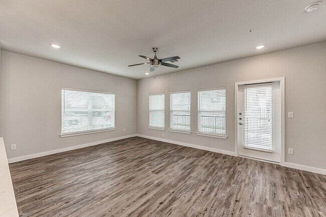 Building Photo - Limited-Time Offer: 2 Weeks Free on Modern 1-Bed!