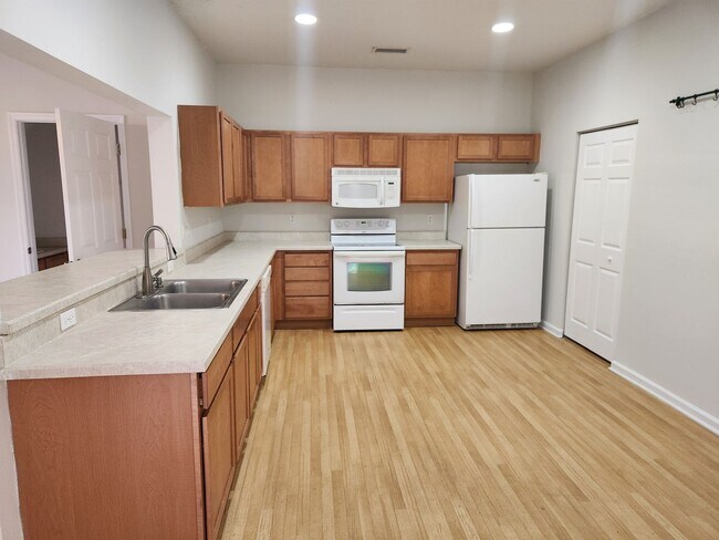 Building Photo - Adorable 3 Bedroom 2.5 Bath home