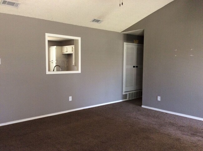 Building Photo - Beautiful 3/2/2 Home Available August!