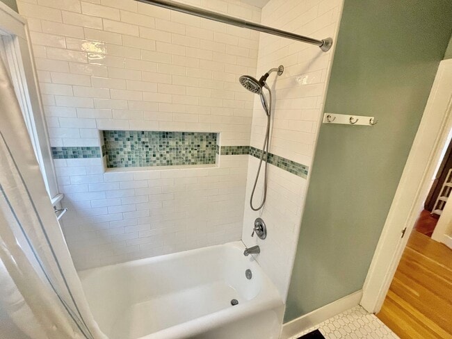 Building Photo - Rare Find, Large 3bd/2bathroom (w/ Bonus Rooms) House Near Rose City Golf Course