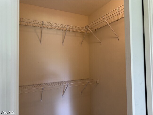 Building Photo - 305 NW 22nd Pl