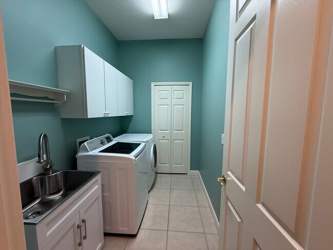 Building Photo - Luxurious 4 Bedroom 3 Bath Lakefront Pool Home W/3-Car Garage