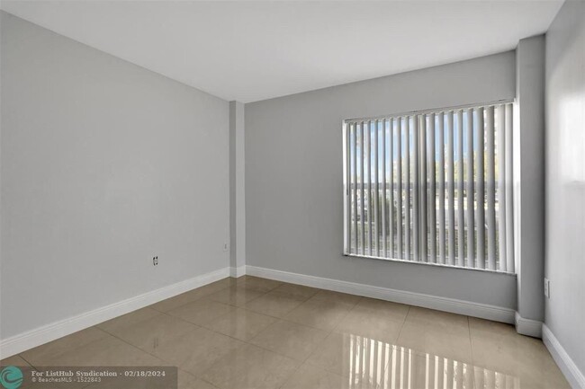 Building Photo - 4156 Inverrary Dr